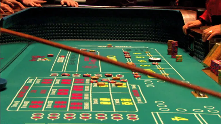 tranquility base hotel & casino reseña